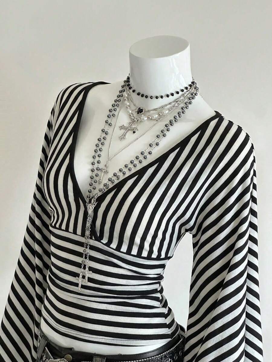 EgrlEra 女士性感坏女孩极简条纹深V领T恤 - 黑與白 - 查看 1