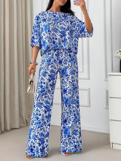 SHEIN Completo da donna composto da t-shirt a maniche corte e pantaloni a vita alta a gamba ampia, con stampa botanica blu e bianca, vestibilità morbida, outfit elegante estivo