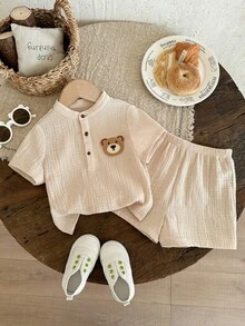 LMoss Kids Bộ 2 món áo sơ mi và quần short dệt kim màu trơn cổ tàu in hình gấu cho bé trai, kiểu dáng thường ngày. - Màu be - Xem 5