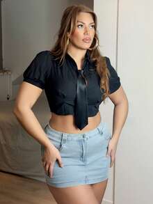MelDlgn 大码女式纯色短腰收腰短袖衬衫配领带 - 黑色 - 查看 6