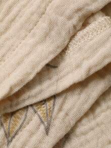 DAZY Áo ngủ nữ dáng rộng, chất liệu chiffon in họa tiết lá phong, cổ bèo nhún. - Màu be - Xem 9