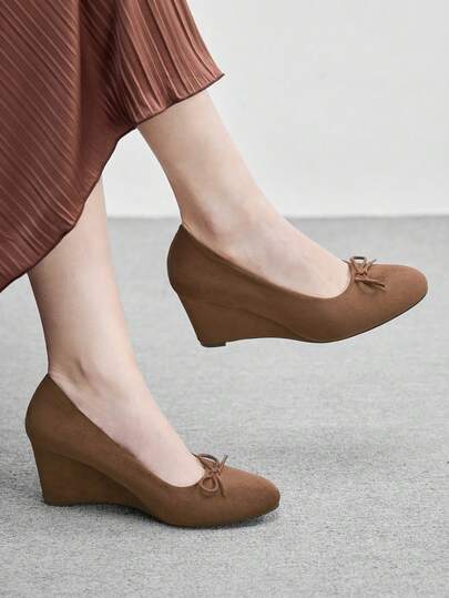 CUCCOO BIZCHIC Bruna mockaskor med retro fluga och kilklack, eleganta och pendlingsvänliga