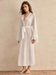 Charlaine Bata larga elegante de satén suave de charmeuse de unicolor con encaje, ropa de dormir cómoda de encaje para damas - Blanco - Ver 5