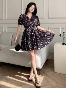 Celisse Vestido corto de mujer con cuello en V cruzado y mangas cortas con estampado total - Negro - Ver 5