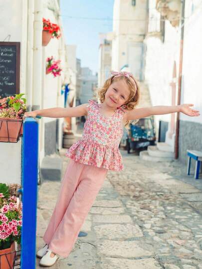 两件套女童碎花荷叶边吊带背心和纹理休闲裤套装，春夏新款，适合生日派对、日常穿着、度假等场合，是年轻女孩春夏服装的理想之选。