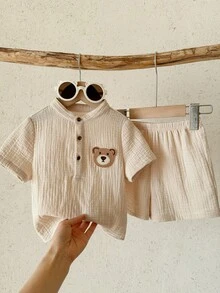 LMoss Kids Bộ 2 món áo sơ mi và quần short dệt kim màu trơn cổ tàu in hình gấu cho bé trai, kiểu dáng thường ngày. - Màu be - Xem 6