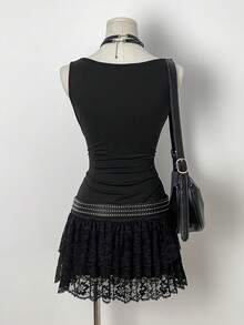 SHEIN Unity Đầm nữ mùa thu/đông không tay phong cách punk rock tối màu với cổ áo xếp nếp, trang trí đục lỗ và họa tiết in hình đồ họa. - màu đen - Xem 2