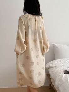DAZY Áo ngủ nữ dáng rộng, chất liệu chiffon in họa tiết lá phong, cổ bèo nhún. - Màu be - Xem 2