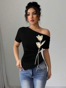 SHEIN Raffinéa Áo thun nữ thời trang thanh lịch với vạt áo bất đối xứng, họa tiết hoa 3D trên vai. - màu đen - Xem 3