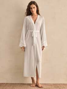 Charlaine Bata larga elegante de satén suave de charmeuse de unicolor con encaje, ropa de dormir cómoda de encaje para damas - Blanco - Ver 7