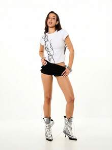 SUMWON WOMEN Áo croptop tay ngắn cổ tròn in chữ trang nhã, kiểu dáng thường ngày. - trắng - Xem 4
