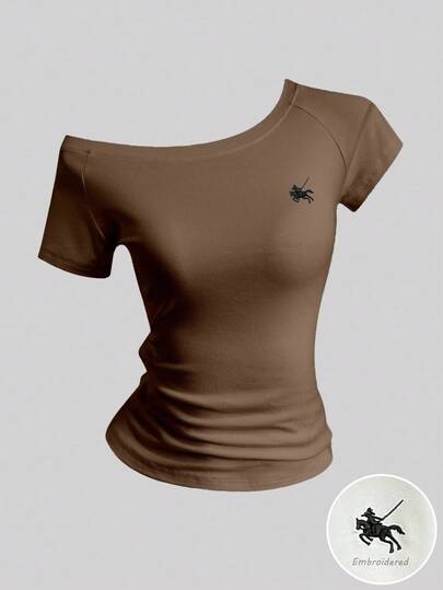 Sweetra Blusa de verano para mujer con hombro asimétrico y logo bordado de caballero a caballo, de manga corta y color café