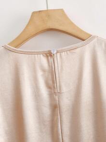 SHEIN Franclia Camiseta de manga corta con cuello de volantes y decoración de perlas, de tela brillante, elegante para mujeres, adecuada para salidas y citas de primavera/otoño - Champán - Ver 5