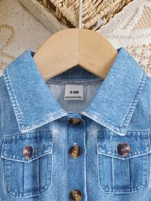 SHEIN 1 chiếc đầm không tay cài cúc cổ ve cho bé gái, in họa tiết ong, hoa, động vật hoạt hình, kiểu dáng denim, dễ thương, đa năng, phong cách retro, màu xanh nhạt, đầm hè giản dị có túi giả, hàng mới về - Màu xanh lam - Xem 3