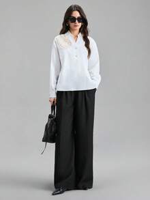 Camisa de manga comprida com cintura marcada e modelagem flare, gola boneca, coleção Primavera/Verão 2026. Ideal para festas urbanas modernas, volta às aulas, uso casual minimalista urbano, estilo boêmio, férias, festivais, primavera, Dia dos Namorados, carnaval e festas na praia. Elegante e perfeita para ocasiões especiais. - Branco - Ver 4