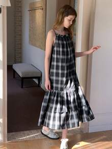 DAZY 少女格子荷叶边下摆休闲吊带裙 - 黑色 - 查看 1