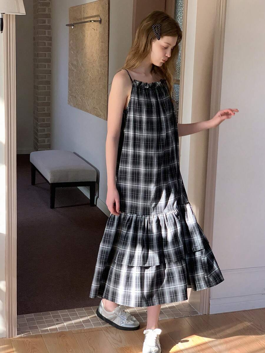 DAZY 少女格子荷叶边下摆休闲吊带裙 - 黑色 - 查看 1
