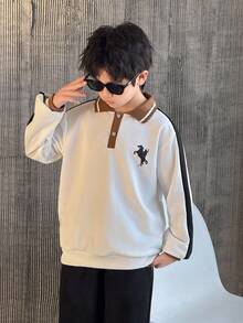 Mirajuku 两件套男童休闲长袖polo衫套装，简约印花设计，搭配束口裤，休闲又不失运动感。适合日常穿着和运动。