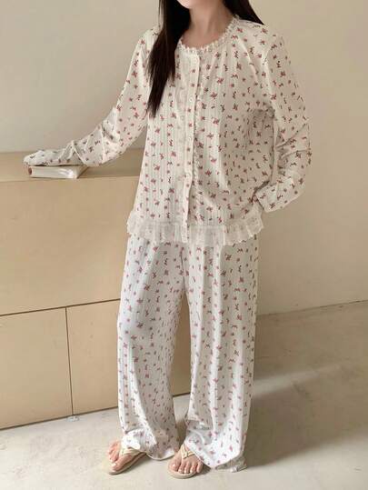 Dazy Plus 两件套加大码女式碎花蕾丝拼接宽松睡衣套装，包含长袖上衣和裤子，白色，春秋季