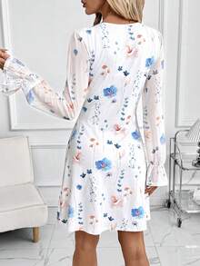 SHEIN Clasi 女款白色藍色花卉圓領喇叭袖寬鬆洋裝，秋季波希米亞優雅風，適合茶會、花園派對、早午餐、休閒與沙灘穿著，附網格拼接設計 - 藍白色 - 查看 2