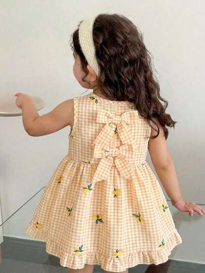 SHEIN Vintaside Kids 女婴夏季格子连衣裙，柔和渐变色营造甜美氛围，经典格子图案简约时尚，背部蝴蝶结装饰可爱吸睛，宽松舒适，适合户外散步、居家休闲、亲子出游、派对等各种欢乐场合。