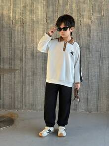 Mirajuku 两件套男童休闲长袖polo衫套装，简约印花设计，搭配束口裤，休闲又不失运动感。适合日常穿着和运动。