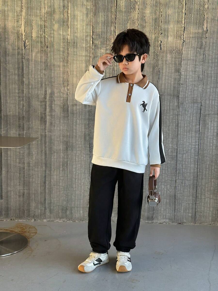 Mirajuku 两件套男童休闲长袖polo衫套装，简约印花设计，搭配束口裤，休闲又不失运动感。适合日常穿着和运动。