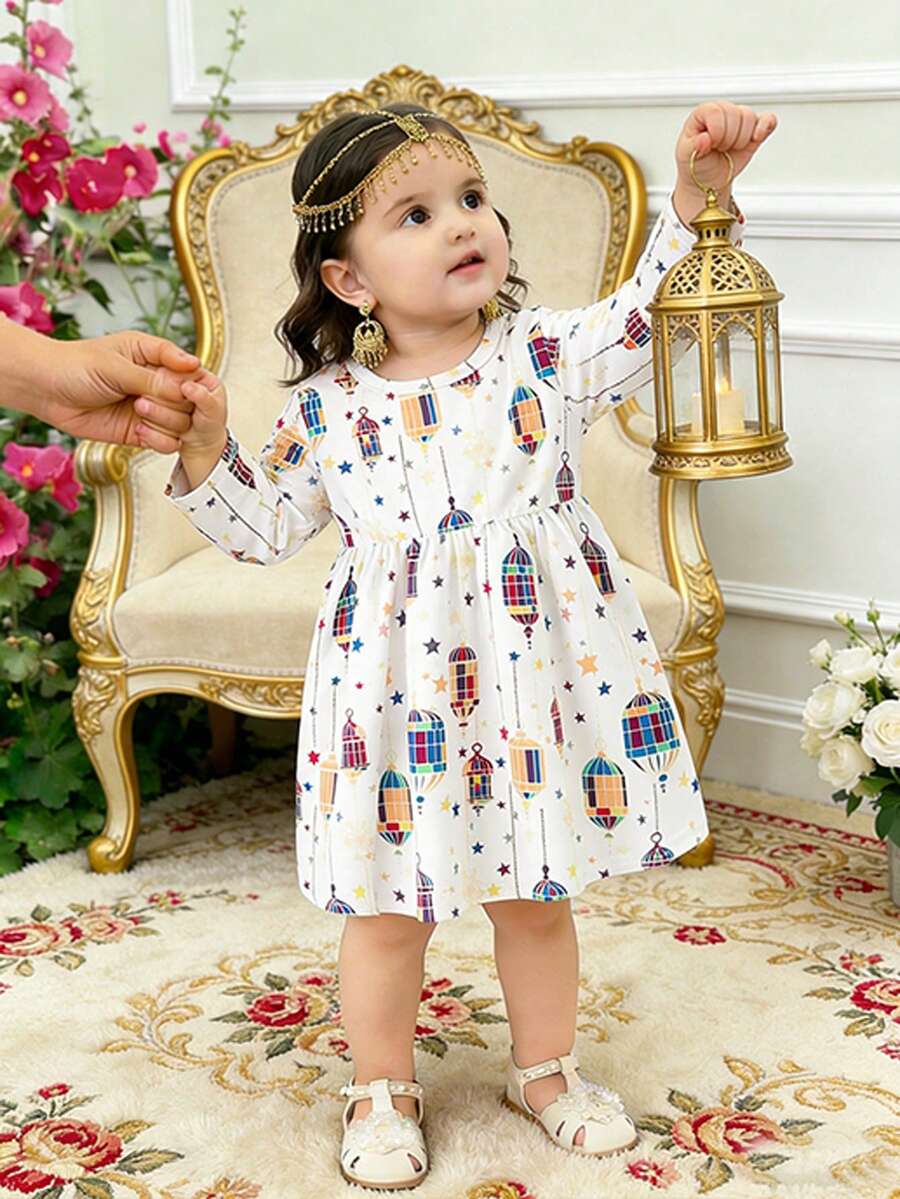 SHEIN Abito elegante e comodo da bambina con stampa di lanterne in stile mediorientale, adatto per l'autunno e le vacanze, manica lunga - Bianco - Visualizzare 1