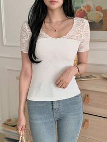 DAZY Camiseta casual de verano para mujer con cuello en V, parches de encaje y textura, ajuste ceñido - Blanco - Ver 5