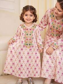 SHEIN DRMZ 女童火烈鸟印花长袖连衣裙，度假风；秋季女童粉色花卉阿拉伯长袍，优雅花卉领，休闲简约传统长袖阿拉伯连衣裙，适合春夏穿着；优雅端庄的长袖连衣裙，祈祷长袍，舒适休闲，度假风；端庄的卡夫坦长袍；儿童阿拉伯长袍；女童巴基斯坦传统长袍 - 杏色 - 查看 4