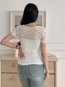 DAZY Camiseta casual de verano para mujer con cuello en V, parches de encaje y textura, ajuste ceñido - Blanco - Ver 3