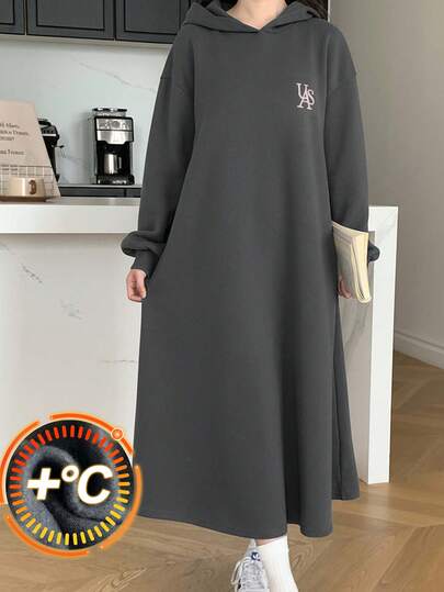 فستان رمادي أنيق بطباعة إنجليزية مطبوعة مع غطاء للرأس، أكمام طويلة فضفاضة للمراهقات