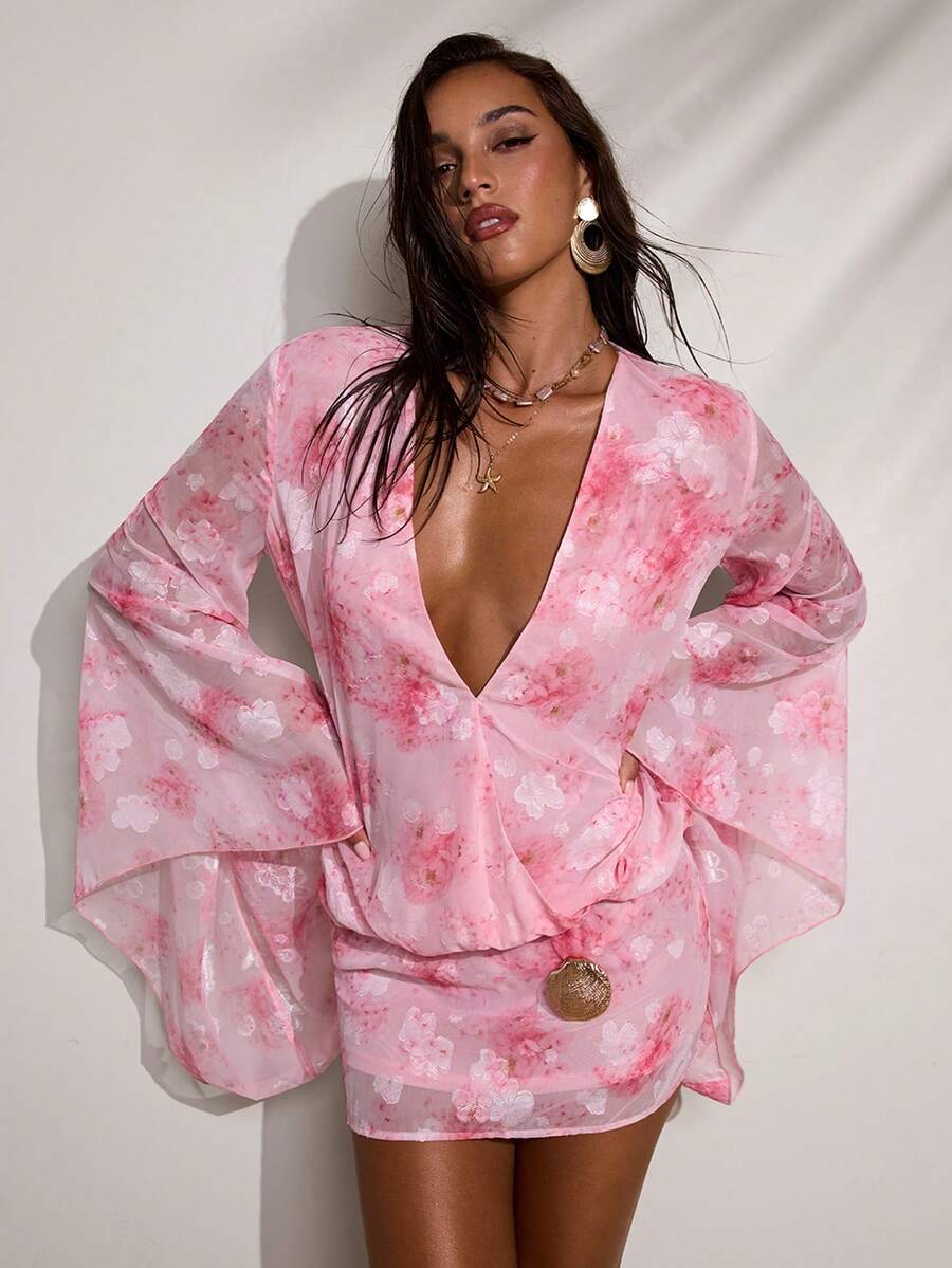 SHEIN BAE 这款粉色印花深V领喇叭袖性感迷你连衣裙,饰有金属贝壳装饰,是浪漫约会、派对、正式聚会、生日礼服、海滩度假、海滩派对和日常出行的完美之选。(夏季、春季、派对、海滩、度假、夏季度假装、假日女士度假服饰) - 粉色 - 查看 1