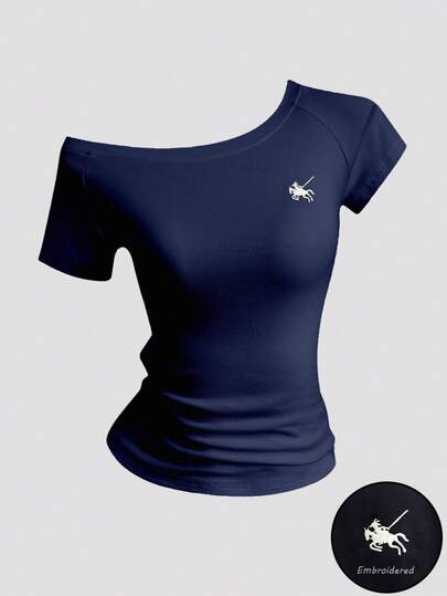 Sweetra Blusa de verano para mujer con hombro asimétrico, con logotipo bordado de un caballero a caballo, de manga corta en color azul marino