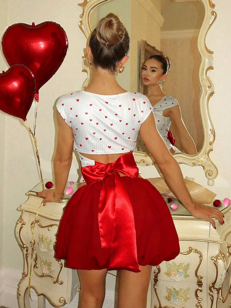 Glamine Valentijnsdag Limited Edition Crop Top met Hartjesprint en Open Rug, Sexy Slim Fit T-shirt met Korte Mouwen, Rood Hartje met Open Rug en Strikje in de Taille, Verstelbare Taille met Strikje, Zoete & Pittige Vibe, Rekbaar & Ademend Geribbeld T-shirt met Print, Nieuw Elegant Kort T-shirt voor Lente/Zomer, Geschikt voor Dagelijkse Dates, Reizen, Vakantie, Feestjes - Rood en wit - Bekijken 1