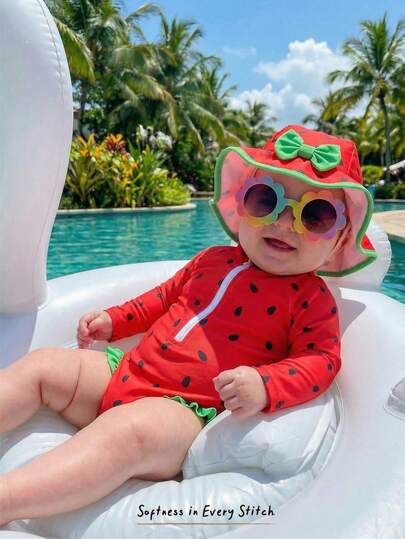 Cozy Pixies Set de 2 piezas de traje de baño de una pieza con volantes y estampado de fresa en contraste de color, y sombrero a juego para bebé niña, versátil para la playa y vacaciones