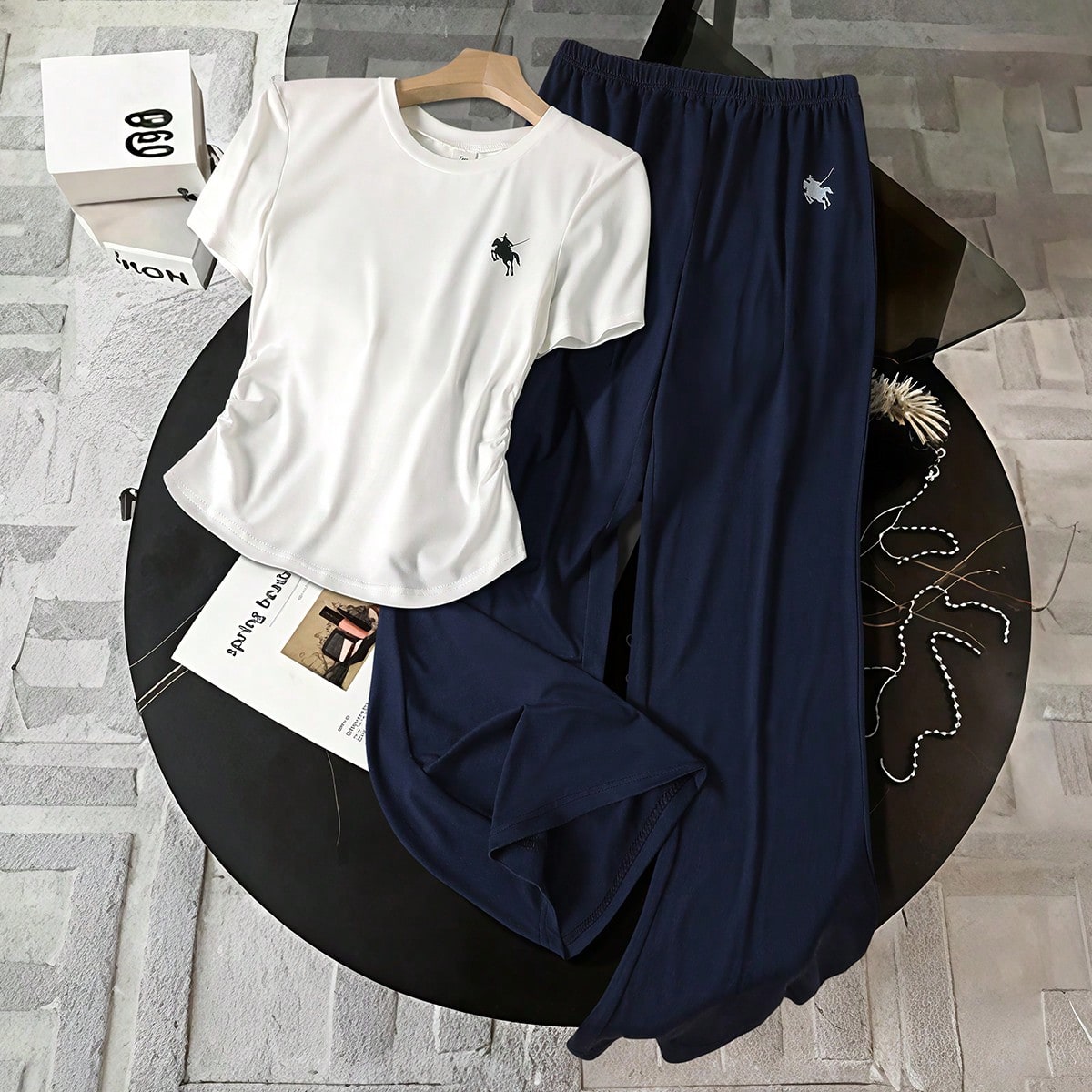 Un conjunto de una pieza, manga corta, casual, con estampado descentrado, para primavera y verano, para adolescentes. Conjunto de pantalones rectos de