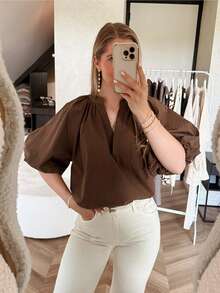 SHEIN Frenchy Chemise décontractée à manches courtes, col V, couleur unie pour femmes. Top sophistiqué à manches bouffantes et col V pour femmes. Coupe ample et affinante. Top marron. Chemise à manches courtes, couleur unie, polyvalente et confortable pour le travail, l'été, les sorties. - Tabac - Voir 7