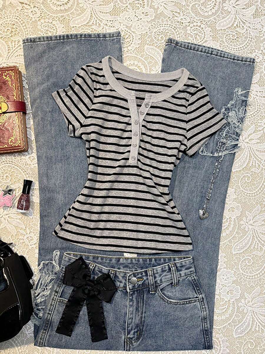 Noixe Áo croptop tay ngắn kẻ sọc cổ Henley phong cách Y2K dành cho nữ, thích hợp cho mùa hè. - Đen và trắng - Xem 1