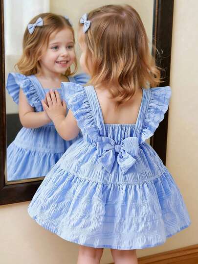 SHEIN Elladie kids 女婴纯色细肩带荷叶边连衣裙。A字廓形，适合所有体型。适合外出、居家休闲、日常玩耍、海滩玩乐或特殊场合，让小公主展现独特魅力，成为众人瞩目的焦点。