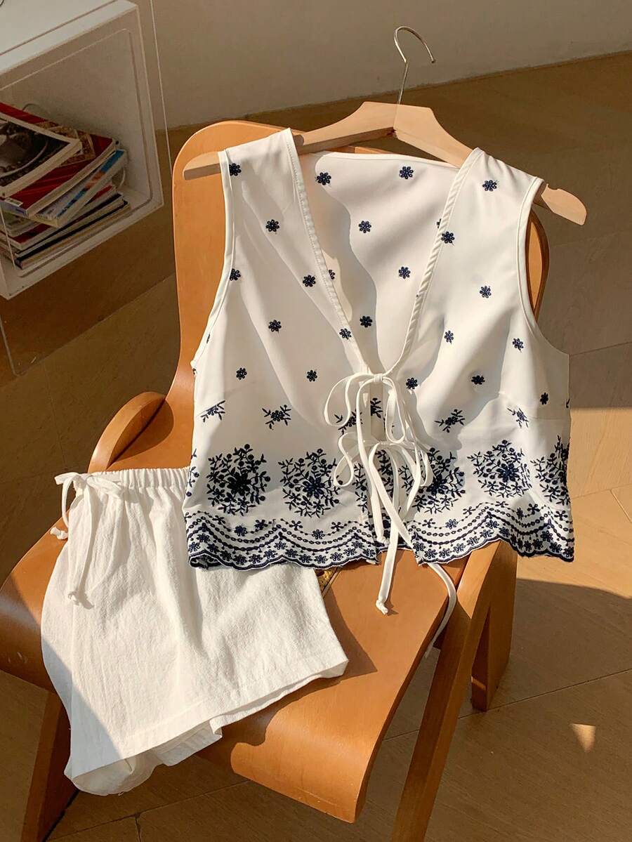 SHEIN EZwear 大码女式花卉刺绣前系带无袖上衣和短裤休闲套装 - 白色 - 查看 1