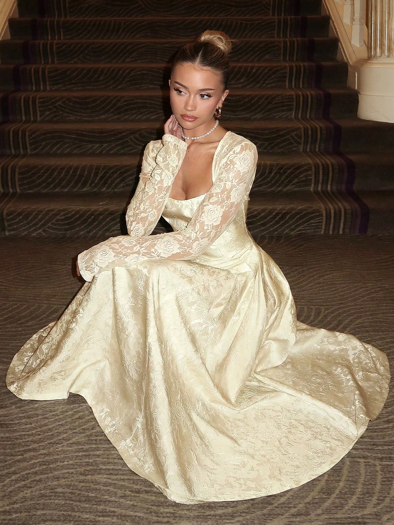 Glamine Charm فستان أنيق بتصميم الكشكشة والدانتيل...