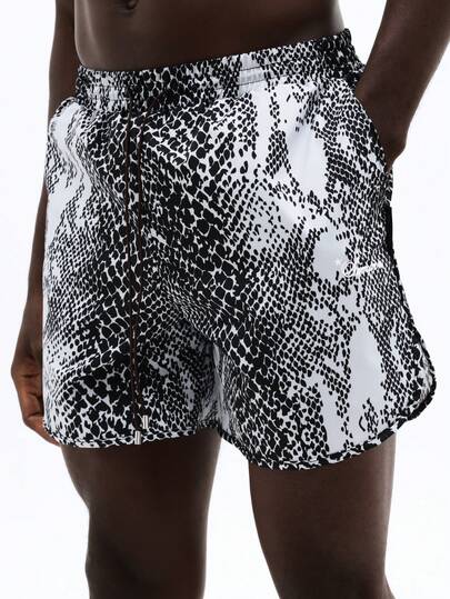 SUMWON شورت شاطئ مطبوع بنقشة الثعبان مع خصر مطاطي وجيوب جانبية للاستخدام الصيفي في المسبح والأنشطة اليومية