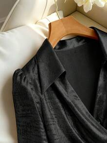 Franclia 优雅收腰交叉领长袖侧隐形拉链丝绒金色面料女士衬衫，秋冬款 - 黑色 - 查看 4