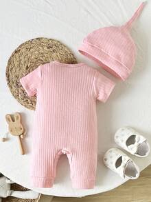 SHEIN Bộ áo liền quần tay ngắn cổ bẻ màu trơn in chữ tiếng Anh, thoải mái cho bé sơ sinh, kèm mũ, thích hợp cho chơi ngoài trời hoặc ở nhà, bộ đồ mùa hè đa năng. - Hồng - Xem 2