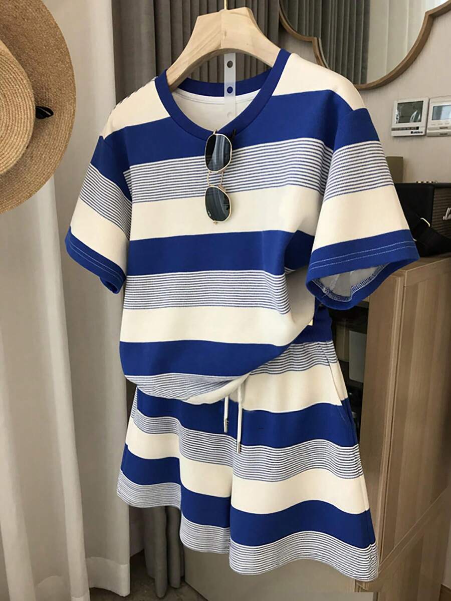SHEIN 2件套女士夏季休闲拼色条纹T恤和短裤套装 - 白色 - 查看 1