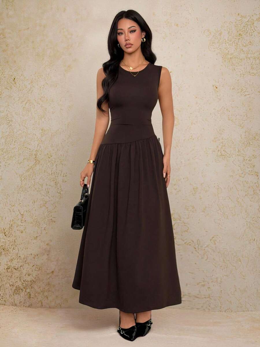 SHEIN PETITE 女士休闲日常通勤简约纯色无袖褶裥喇叭下摆连衣裙，夏季 - 咖啡棕 - 查看 1