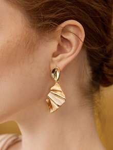 MOTF PREMIUM EXAGGERATED RUCHED METALLIC GEOMETRIC EARRINGS, FASHION MINIMALIST ASYMMETRICAL STUD EARRINGS FOR WOMEN - Gold - View 4