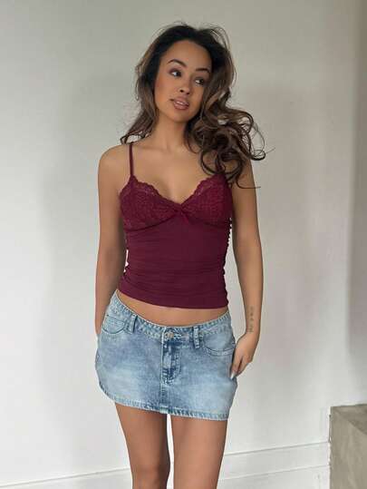 RebeccaVibe 优雅纯色对比蕾丝褶饰 Y2k 吊带背心