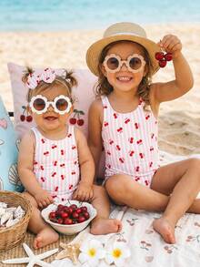 SHEIN 可爱复古ins风樱桃粉条纹印花图案，女婴休闲简约修身连体泳衣，适合夏季、海滩度假拍照、亲子装、宝宝第一次海滩之旅、暑假、泳池派对、夏令营、田园风等场合。 - 彩色 - 查看 4